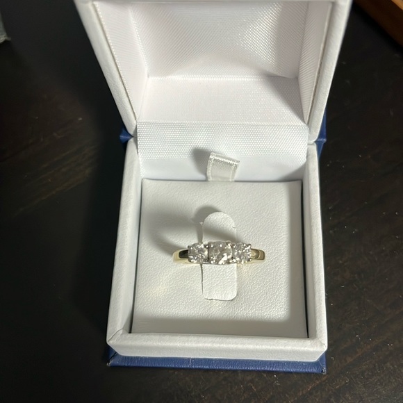 1.00 CT. T.W. Diamond Three Stone Ring in 14K Gold - Picture 9 of 13